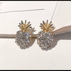 ✨ NEW Betsey Johnson Stunning Pineapple sparkling rhinestone stud earrings ✨